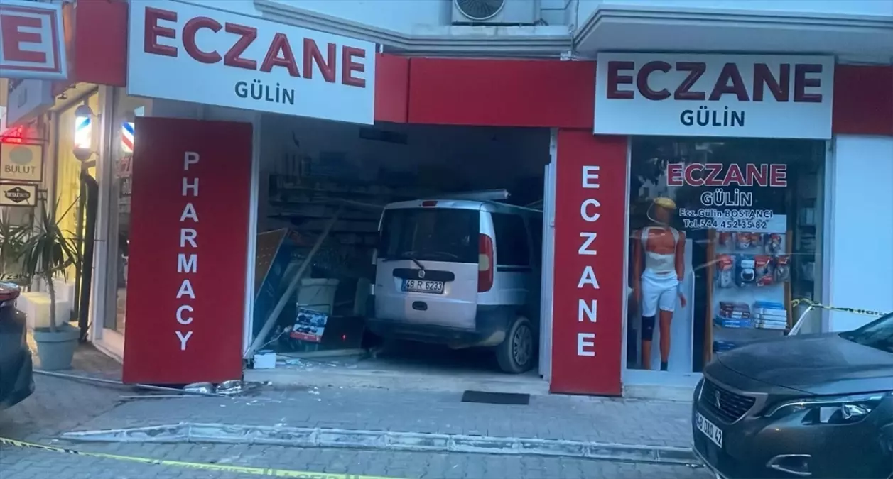 Muğla'da hafif ticari araç eczaneye girdi