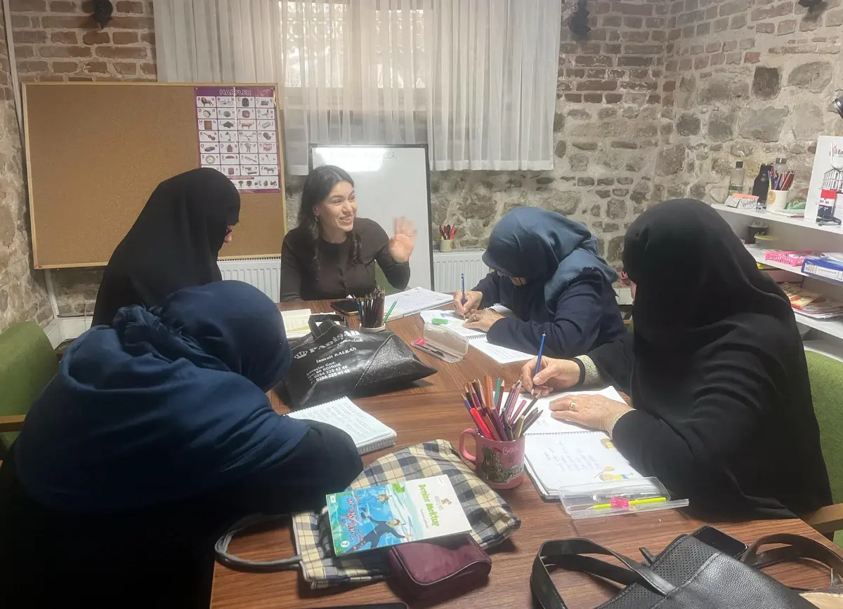 Atatürk Mahallesi Muhtarı Kadınlara Okuma Yazma Kursu Açtı