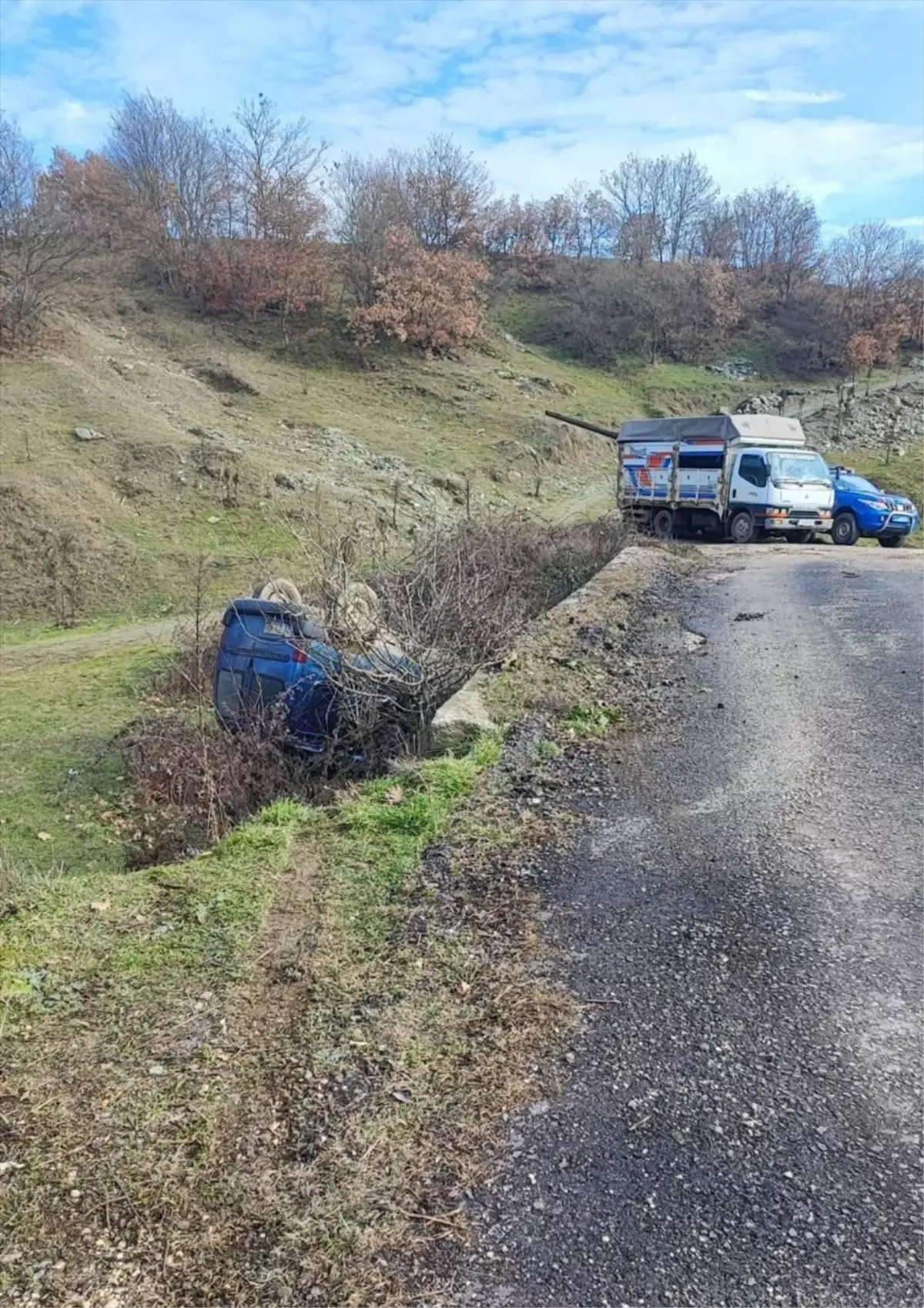 Pazaryeri'nde şarampole devrilen panelvanın sürücüsü yaralandı