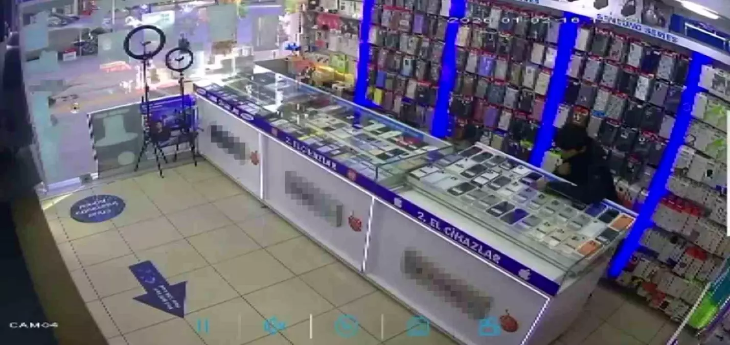 Pendik'te akılalmaz hırsızlık: kova ile dikkat dağıttılar, dükkan boşalınca telefonları çaldılar