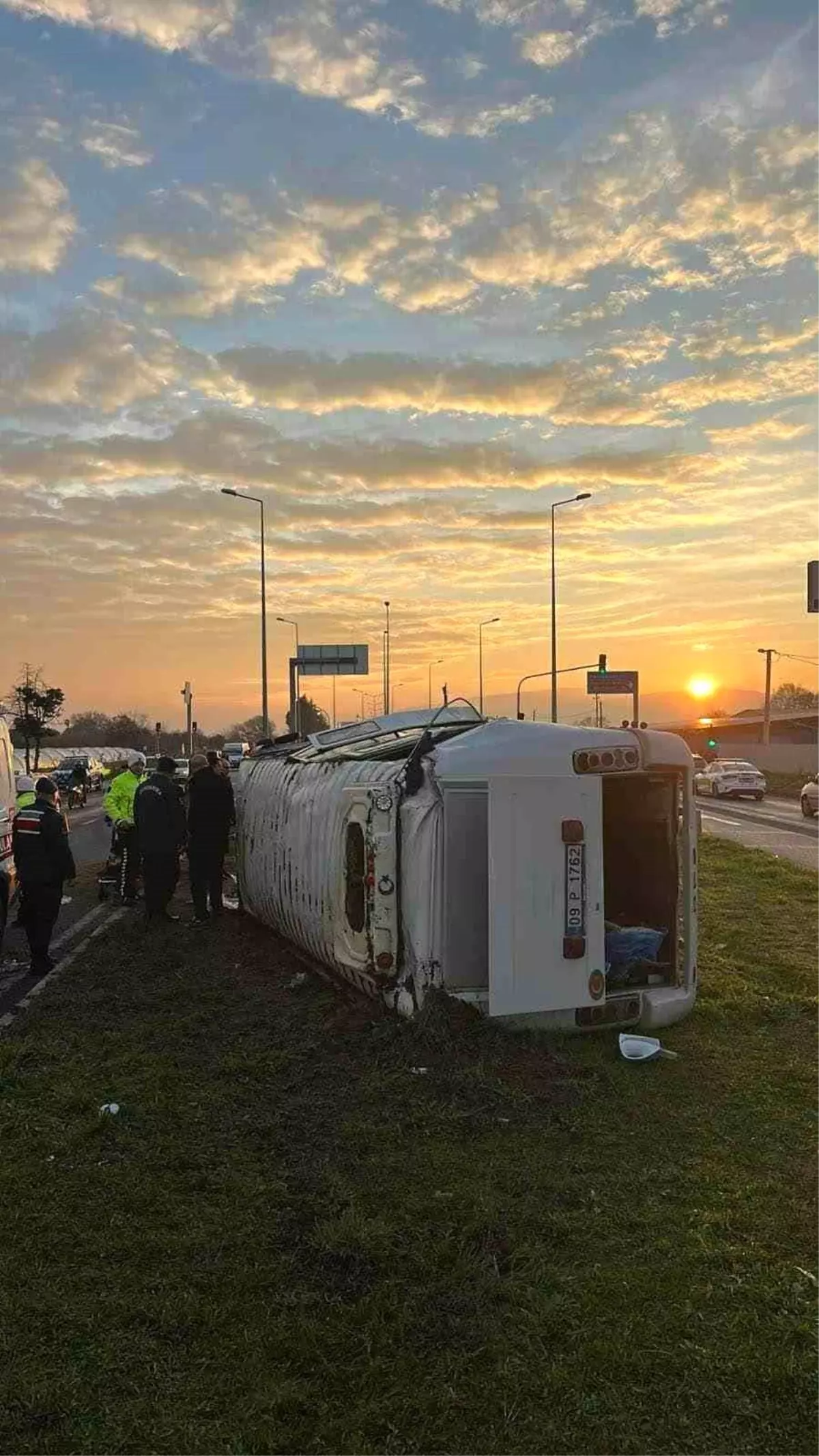 Portakal işçilerini taşıyan minibüs devrildi: 16 yaralı