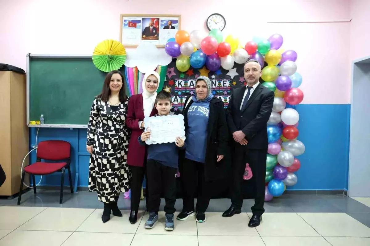 Şehidin oğlu ilk karnesini Bakan Göktaş'ın elinden aldı