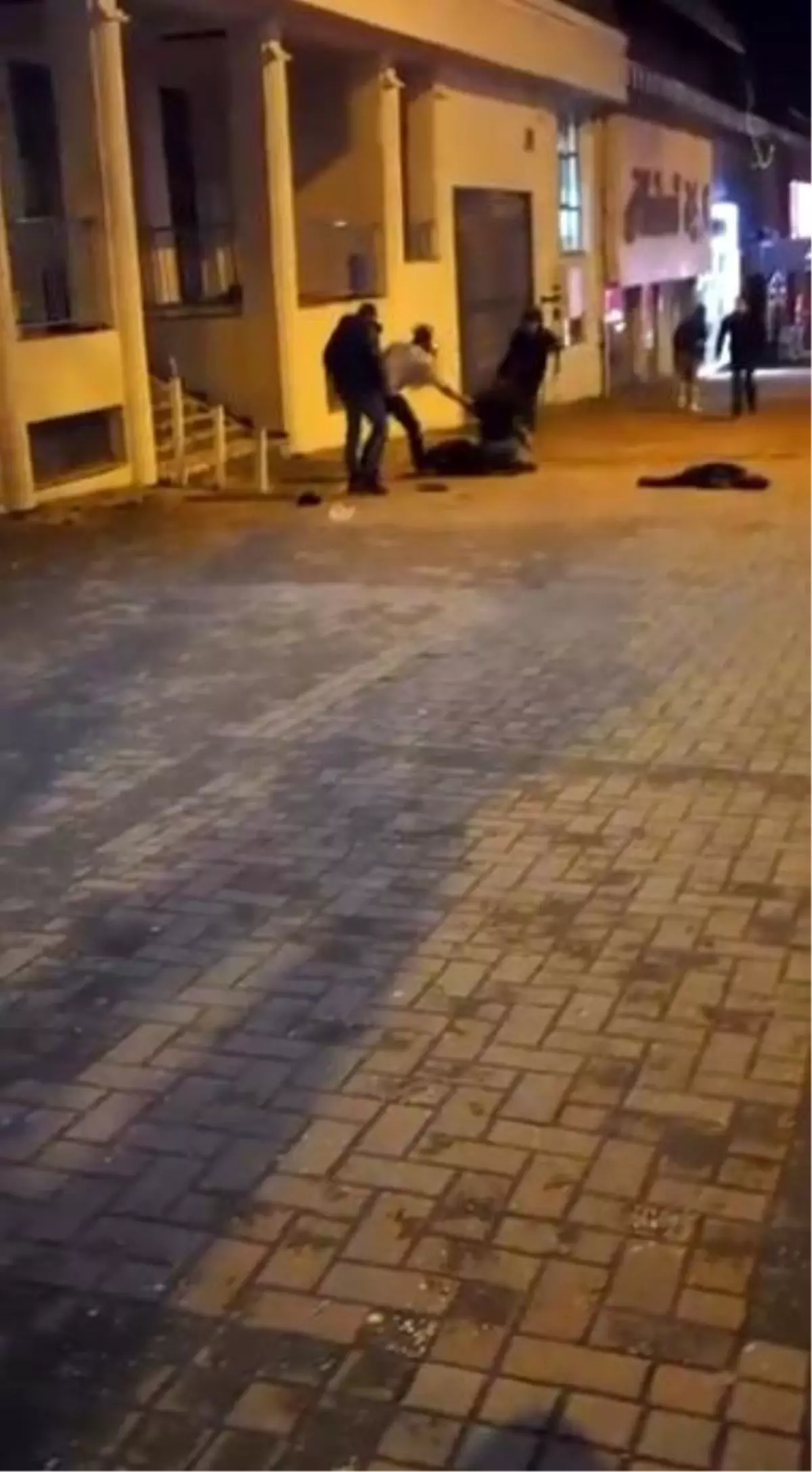 Sokak ortasında iki genç çakıyla birbirini yaraladı