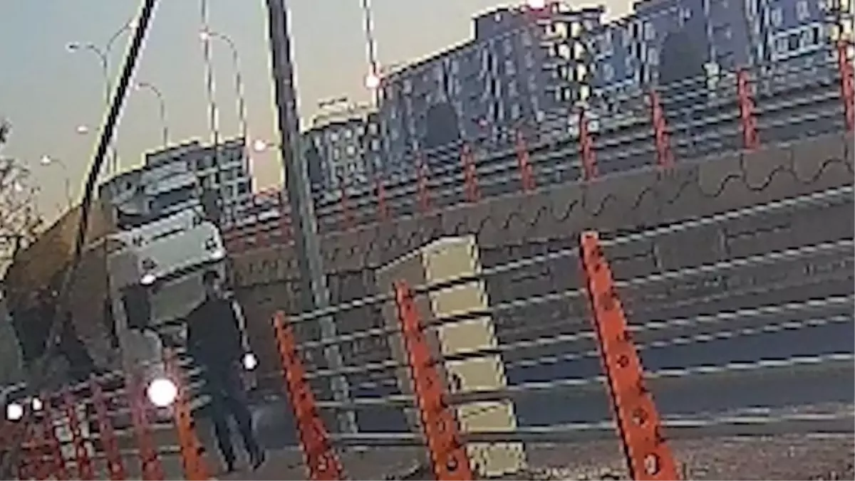 TIR'dan düşen saman balyalarının altında kalmaktan son anda kurtuldu