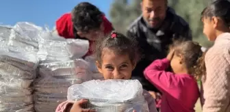 Türk Kızılay Gazze'de kışlık destek ve sıcak yemek yardımlarını sürdürüyor