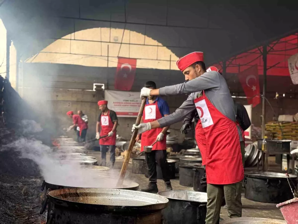 Türk Kızılay, Gazze'de kışlık destek ve sıcak yemek yardımlarını sürdürüyor