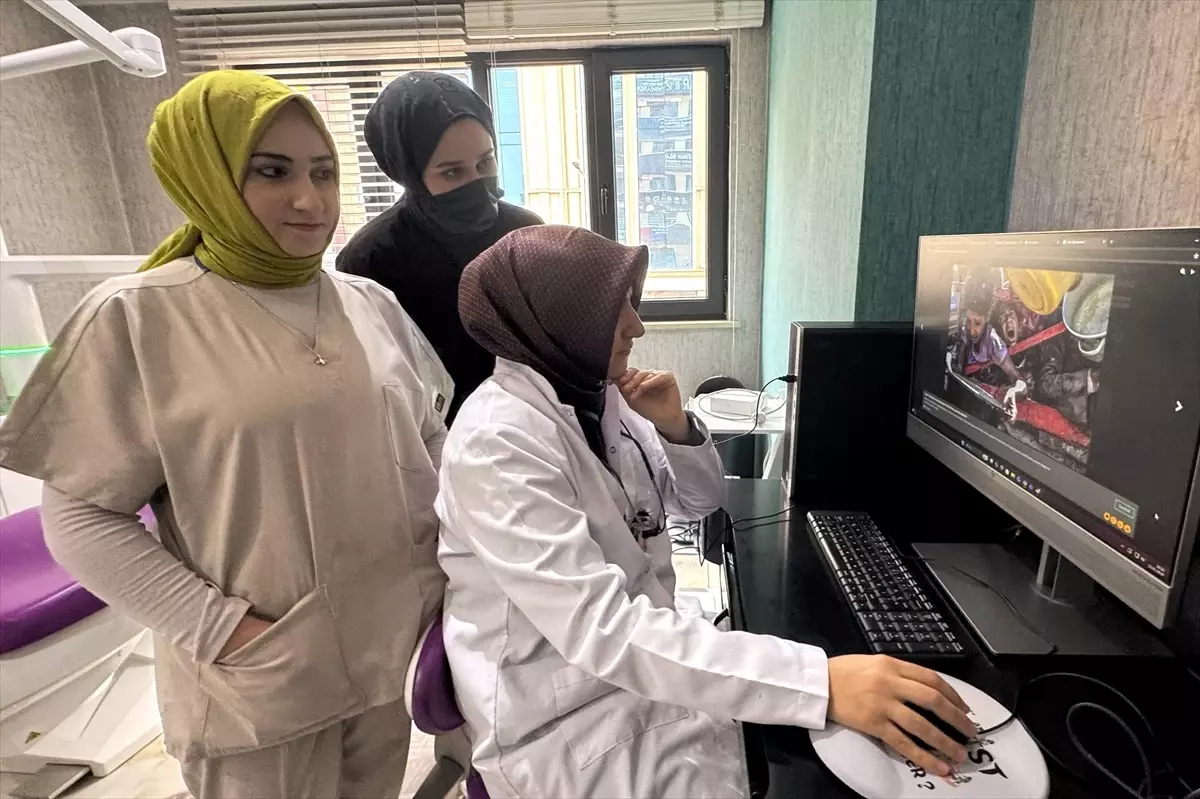 Van'da sağlık çalışanları, AA'nın "Yılın Kareleri" oylamasına katıldı