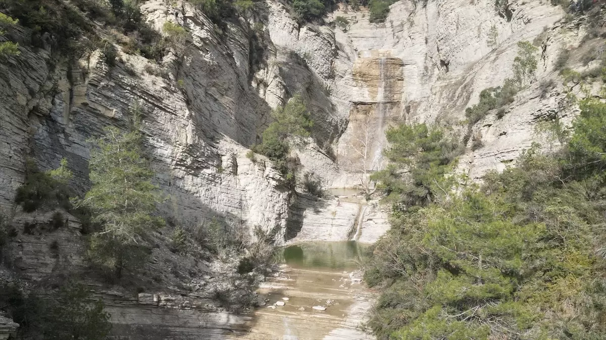 Yaz aylarında kuruyan Adana'daki Şarlayan Şelalesi yeniden akmaya başladı