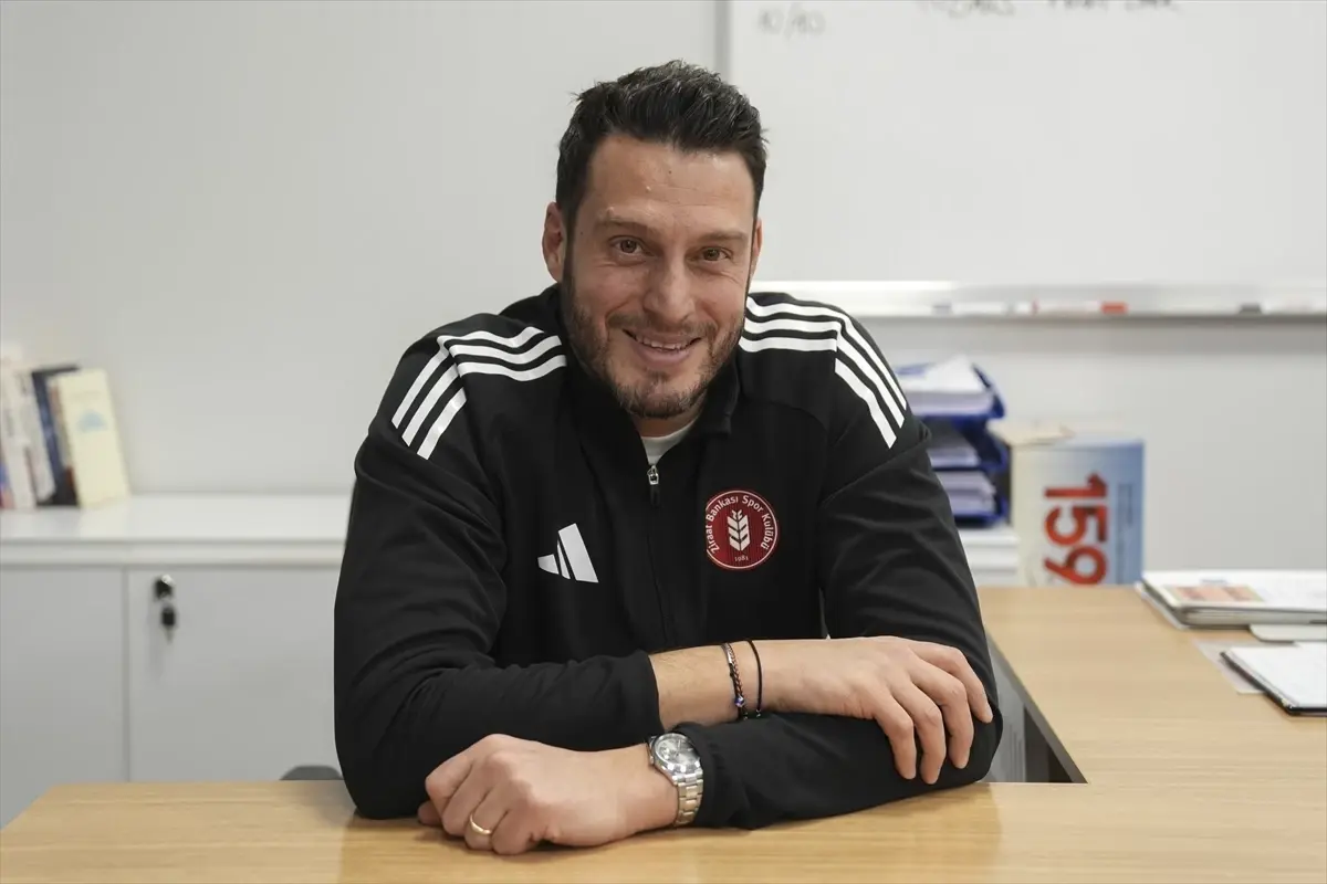 Ziraat Bankkart Voleybol Takımı Başantrenörü Mustafa Kavaz, AA'nın 'Yılın Kareleri' oylamasına katıldı