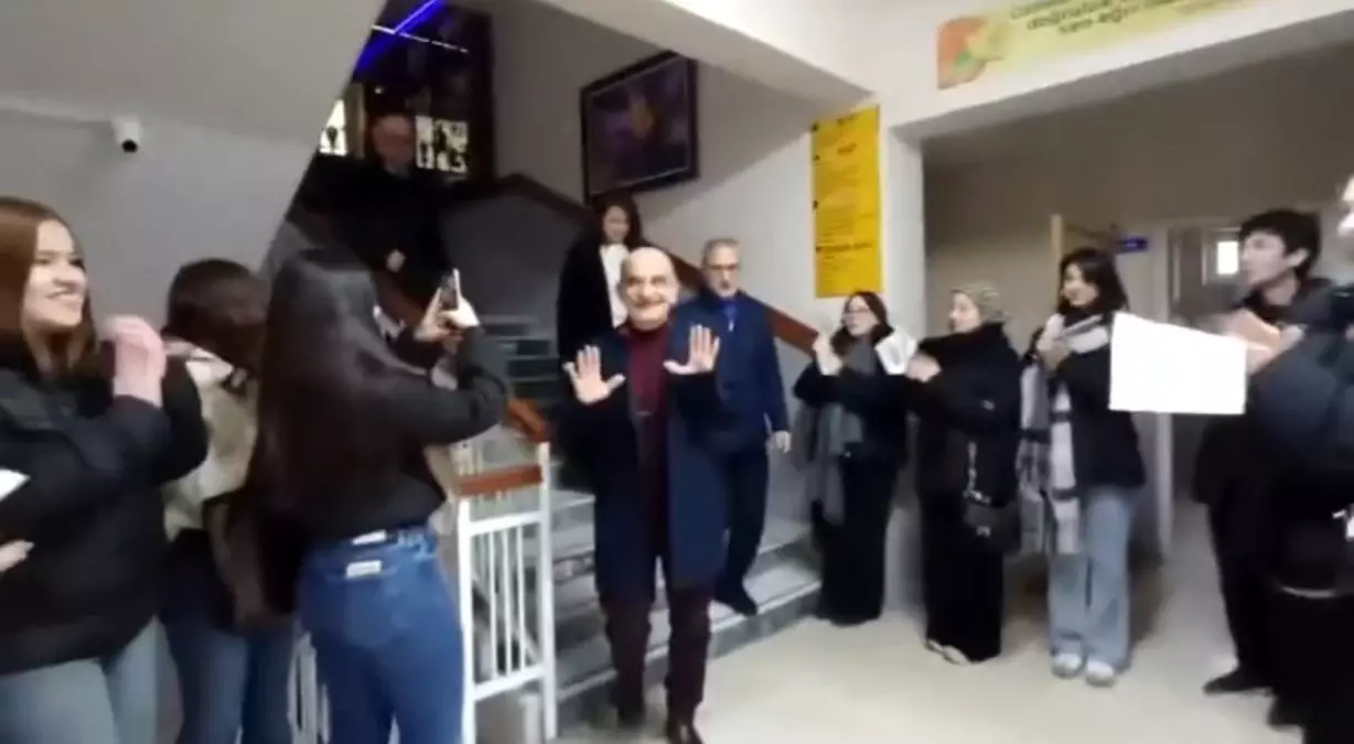 40 yıllık eğitimcinin meslek hayatı alkışlarla son buldu