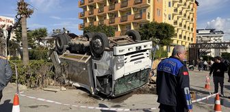 Alanya'da 3 kişinin yaralandığı trafik kazası güvenlik kamerasına yansıdı