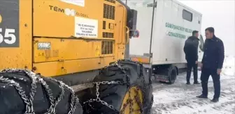 Amasya'da cenaze kardan yolu kapanan köye özel idare ekiplerince ulaştırıldı