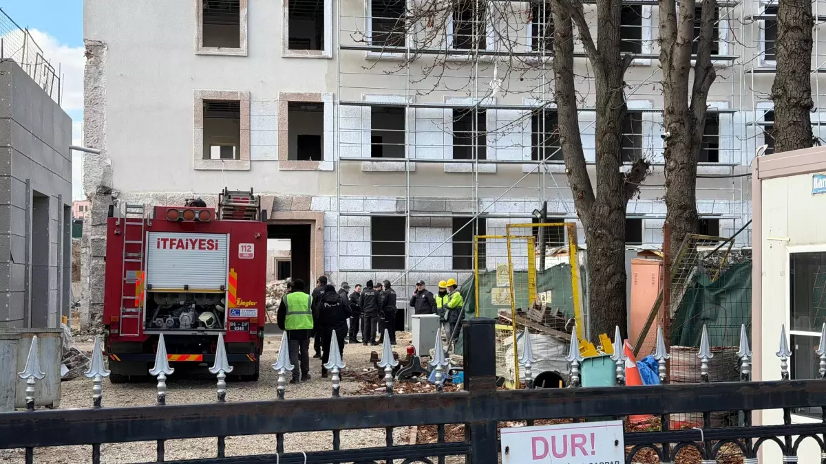 Ankara'da İnşaat Alanında Yangın: 3 Konteyner Kullanılamaz Hale Geldi