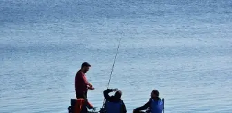 Antalya'da güneşli havayı fırsat bilenler sahillerde yoğunluk oluşturdu