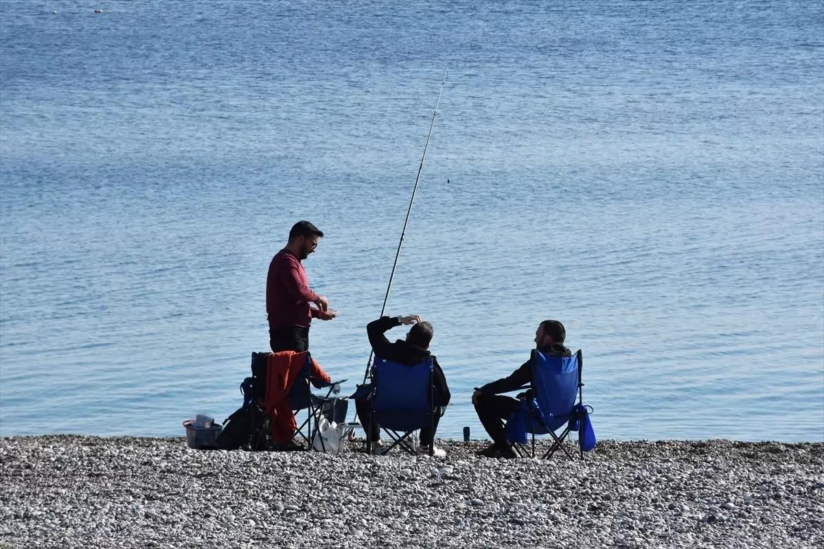 Antalya'da güneşli havayı fırsat bilenler sahillerde yoğunluk oluşturdu