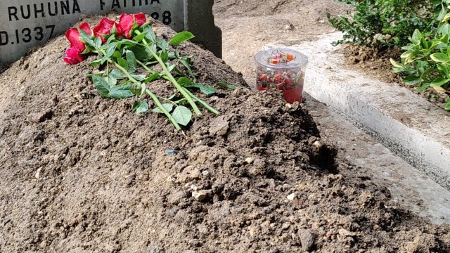 arkadaslari atlas in mezarina gul ve seker birakti 19473300 517 m