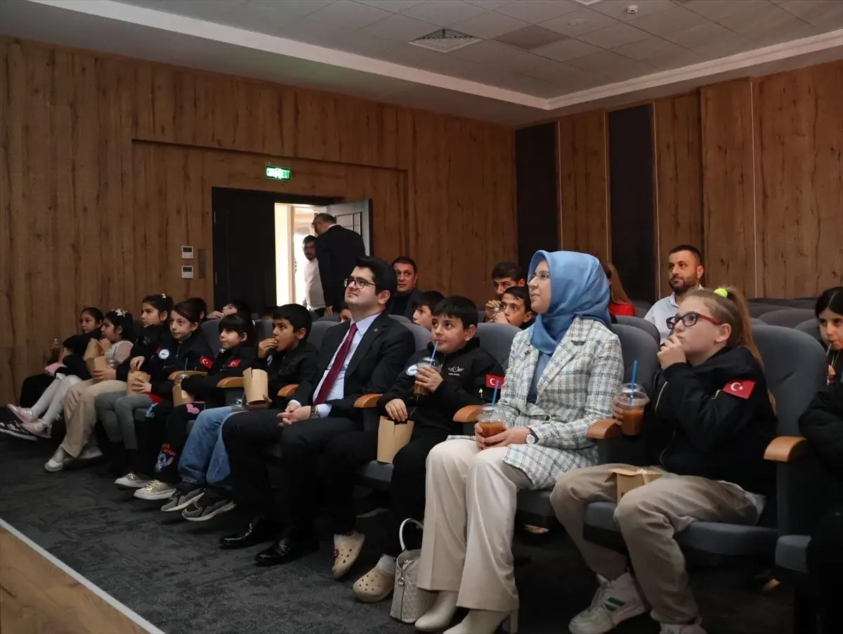 Arsuz'da çocuklar 'Aslan Hürkuş 4: Hürjet Oyunda' filmini izledi