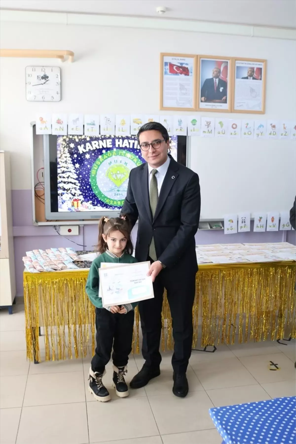 Asarcık Kaymakamı Korkmaz öğrencilerin karne sevincine ortak oldu