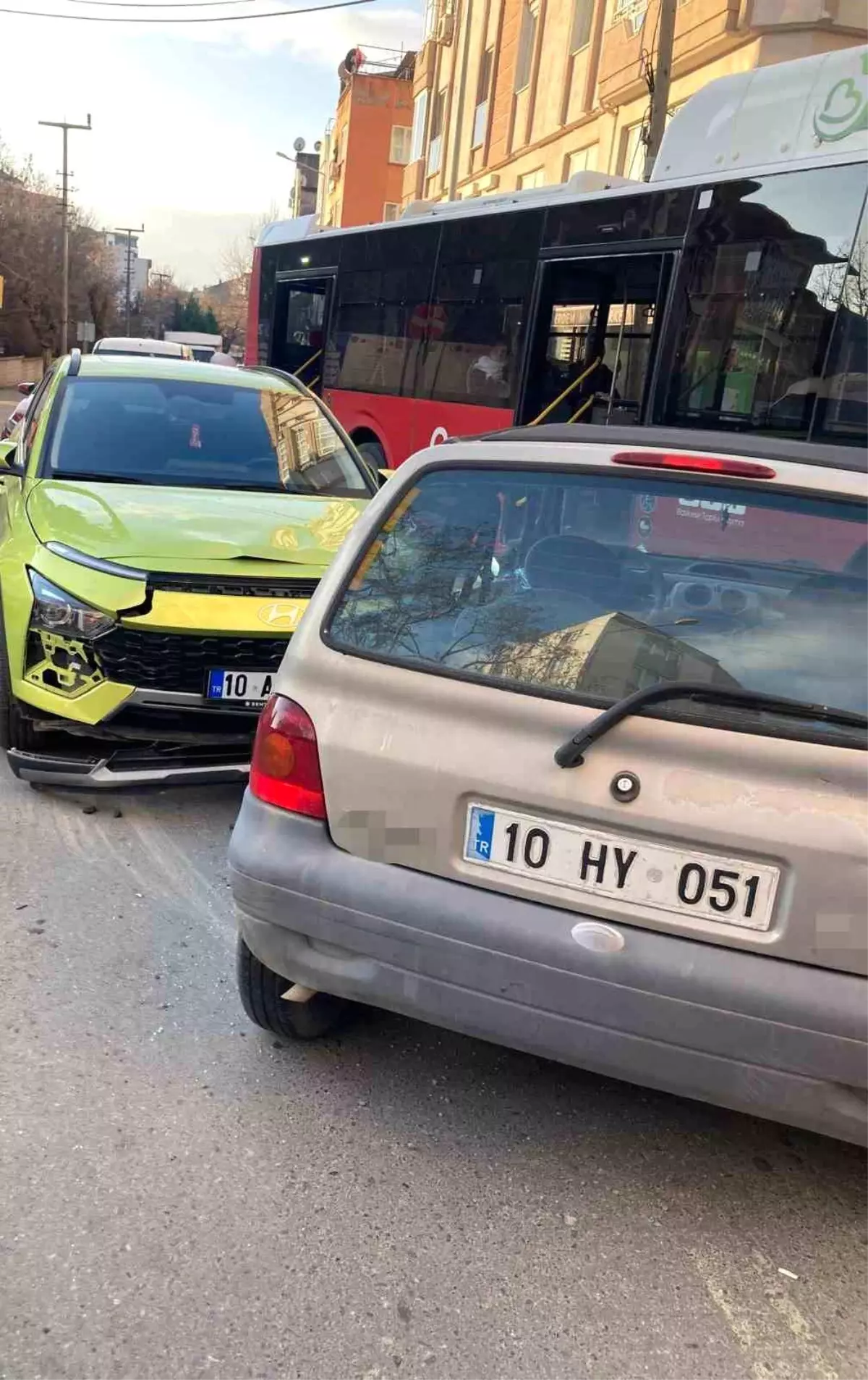 Balıkesir'de çift taraflı trafik kazası: 2 yaralı