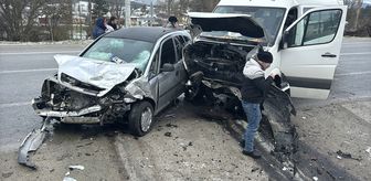 Bolu'da minibüs ile otomobilin çarpıştığı kazada 1 kişi öldü, 9 kişi yaralandı