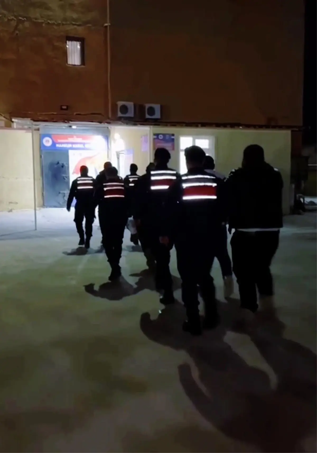 Çanakkale'de göçmen kaçakçılığı operasyonu: 4 organizatör ve 25 kaçak göçmen yakalandı