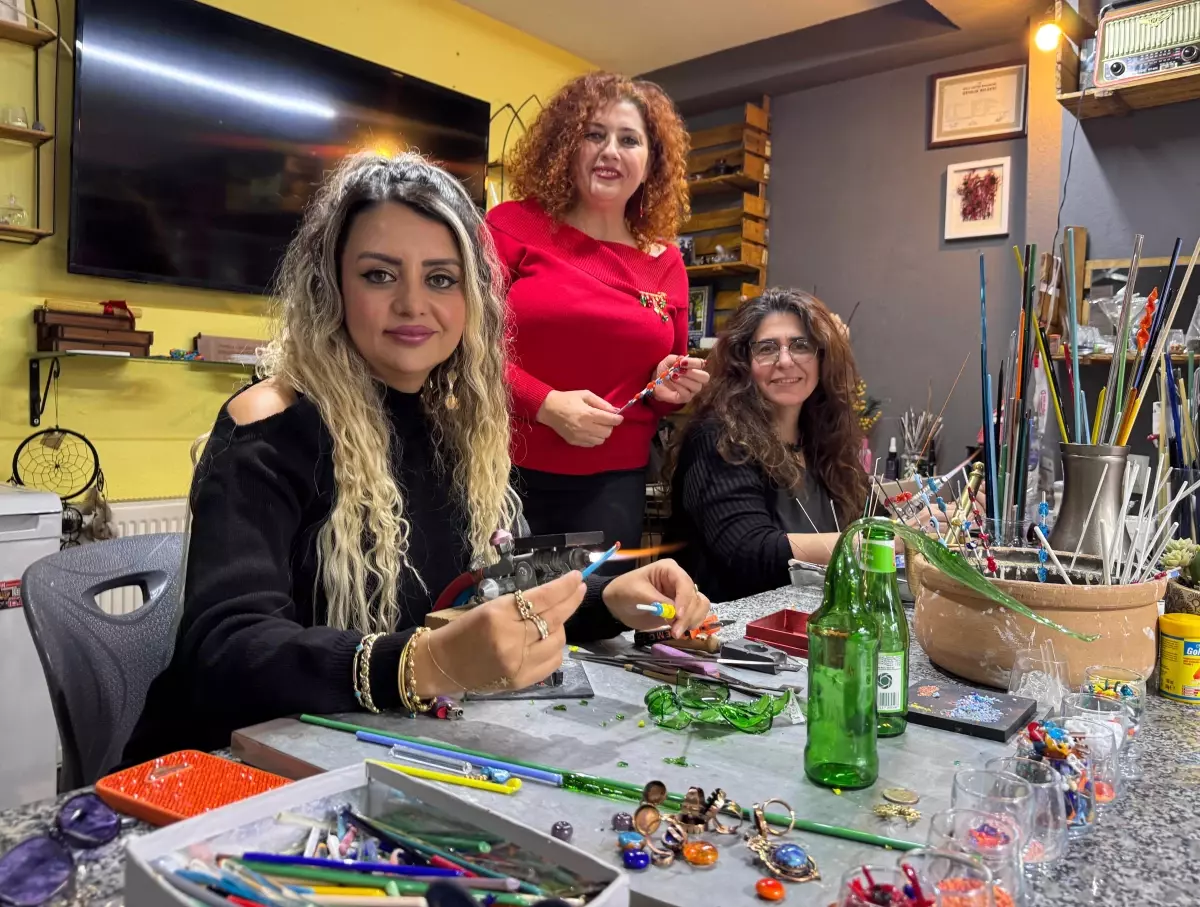 'Çevre bilinci' hedefiyle cam atıklardan süs eşyası üretiyorlar