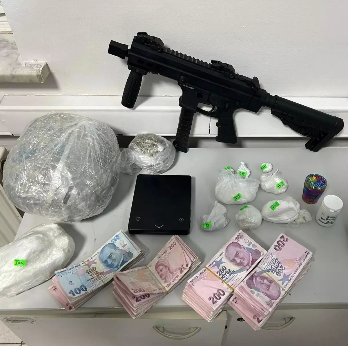 Cinayet zanlısı, hobi bahçesinde otomatik silah ve uyuşturucuyla yakalandı