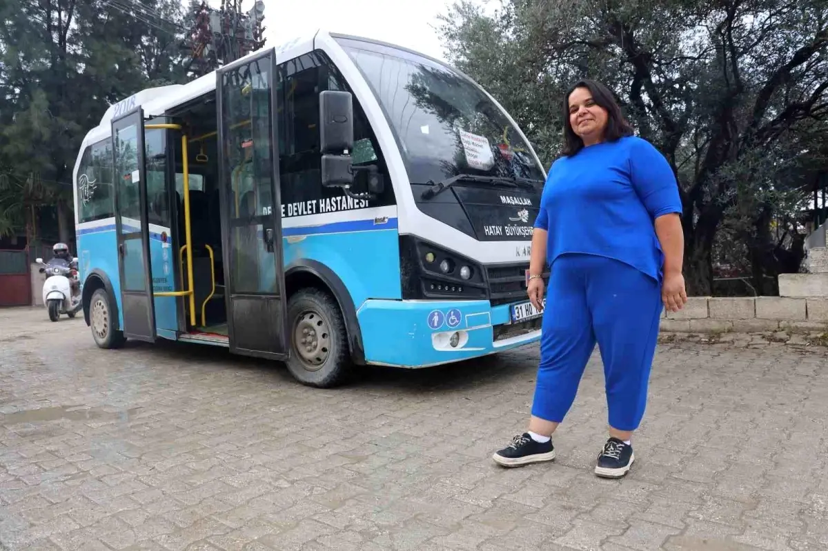 Dolmuşçu Zeynep, direksiyon sallayarak ekmek parasını kazanıyor