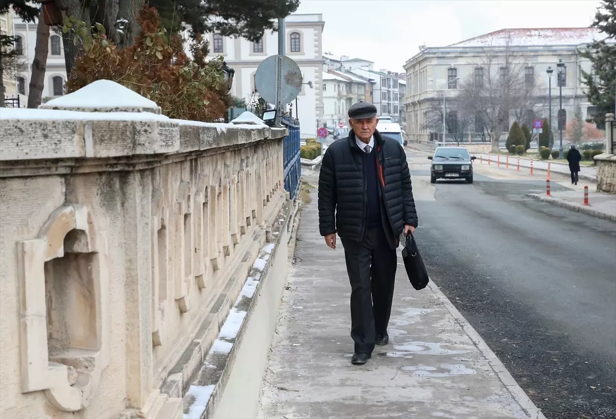 Emekli akademisyen hayatını memleketini araştırmaya adadı