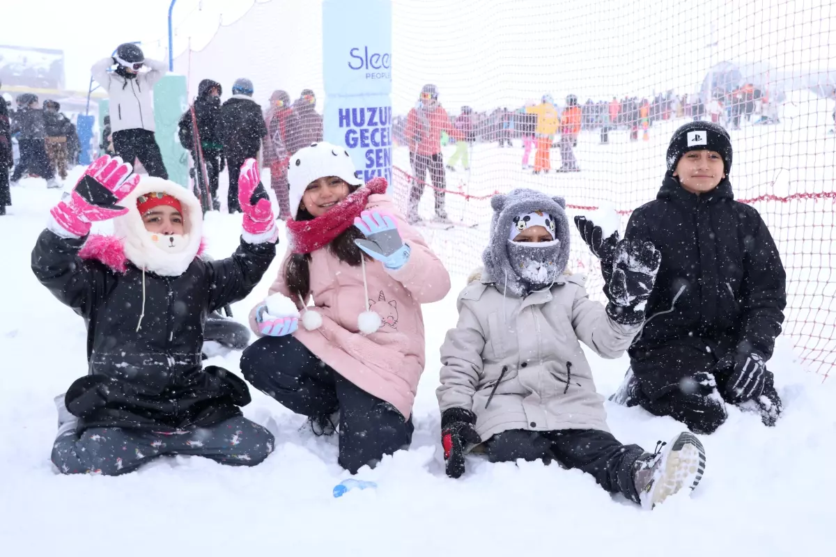 Erciyes'te pistler, karnelerini alan öğrencilerle doldu