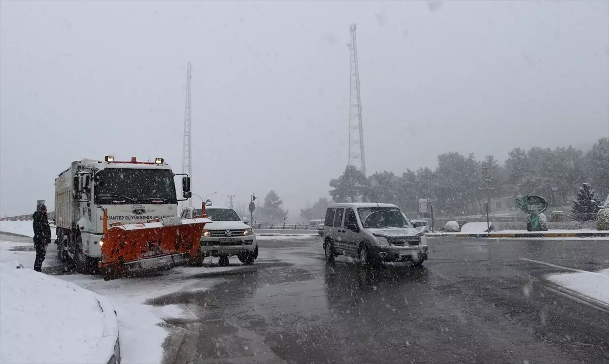 Gaziantep'te kar yağışı etkili oluyor