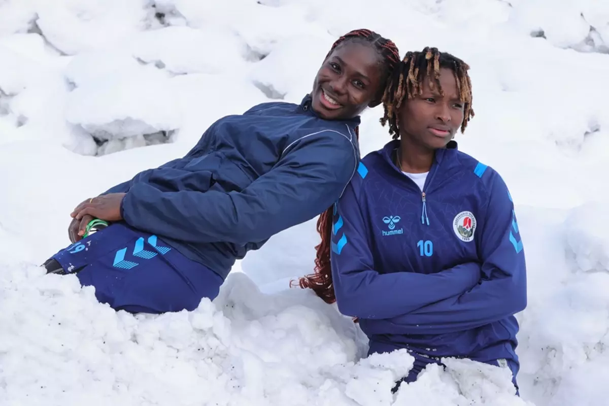 Hakkarigücü Kadın Futbol Takımı'ndaki oyuncular hayatlarında ilk defa kar görmenin şaşkınlığını yaşıyor