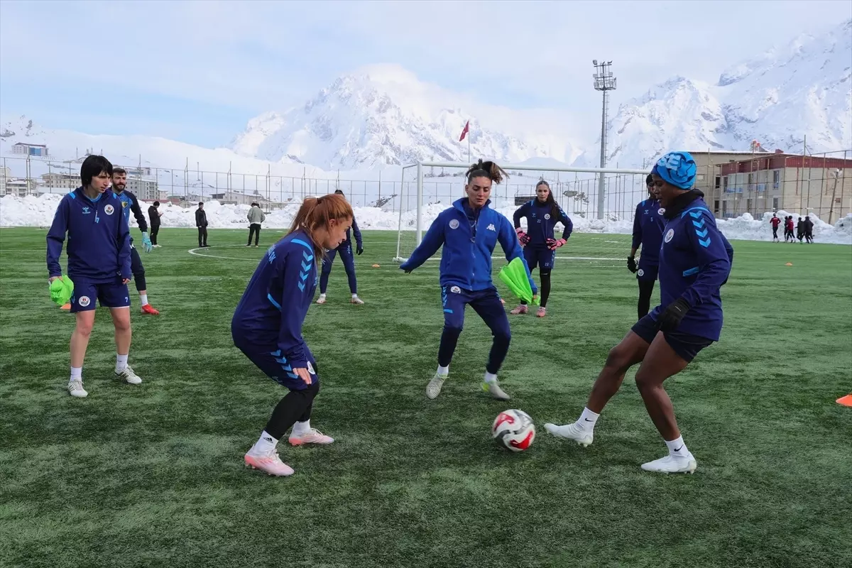 Hakkarigücü Kadın Futbol Takımı'nın Afrikalı oyuncuları kar ve soğuk havaya alıştı