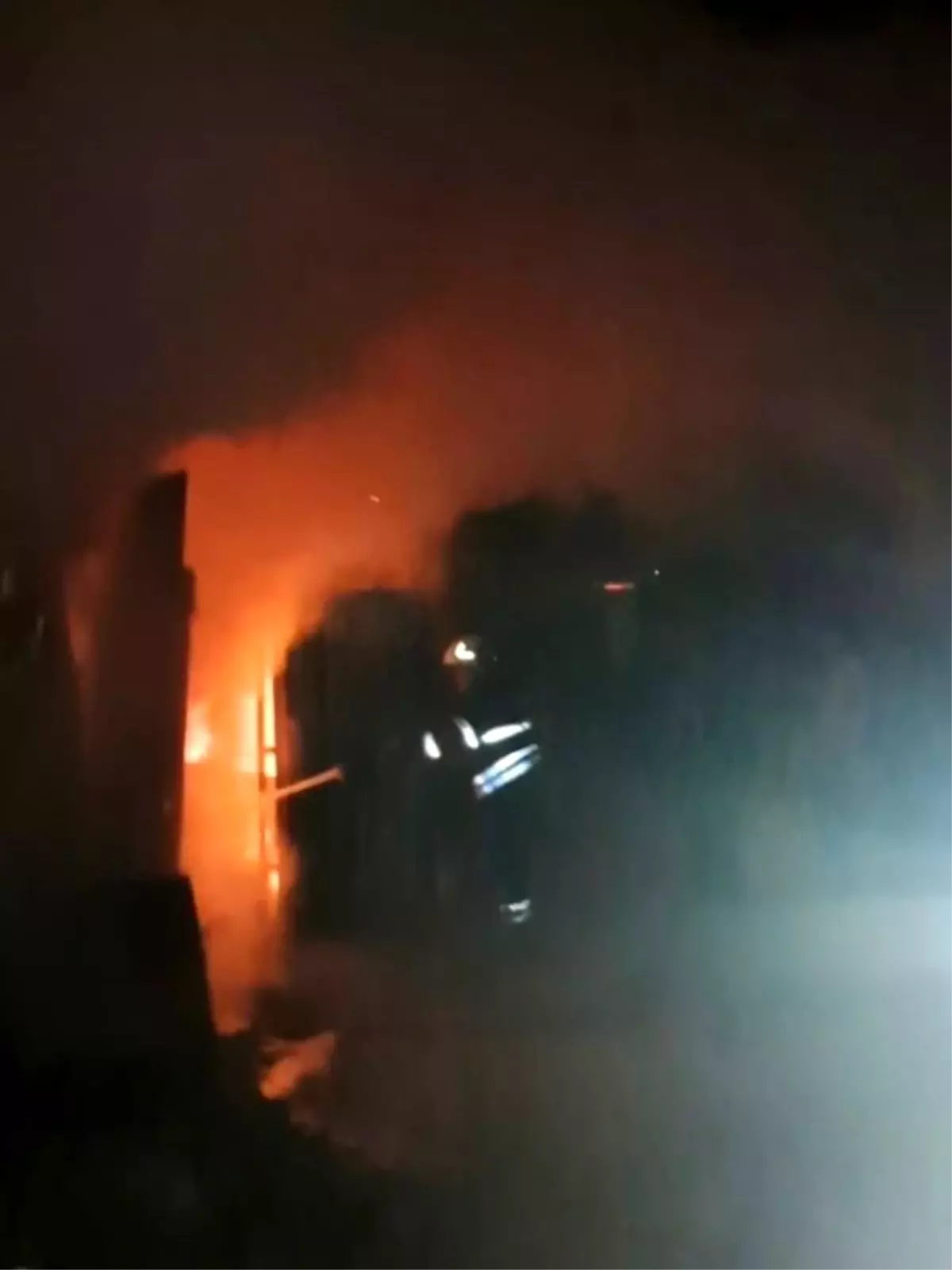 Hatay'da konteyner alevlere teslim oldu