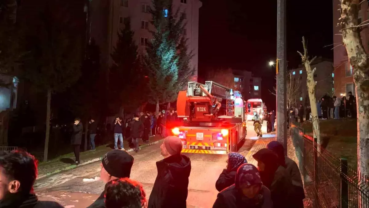 İnegöl'de ev yangını: 1'i çocuk 3 kişi dumandan etkilendi