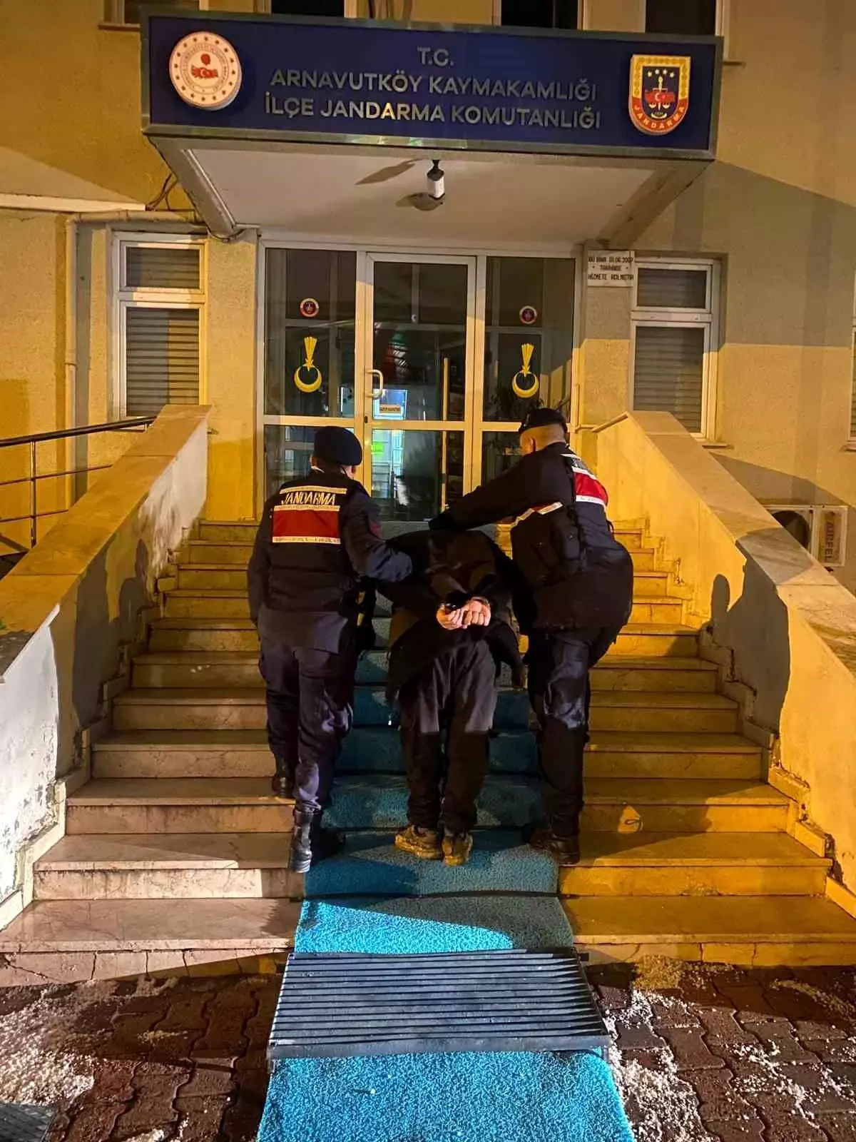 İstanbul'da aranması bulunan DEAŞ'lı işçilerin kaldığı konteynırda yakalandı