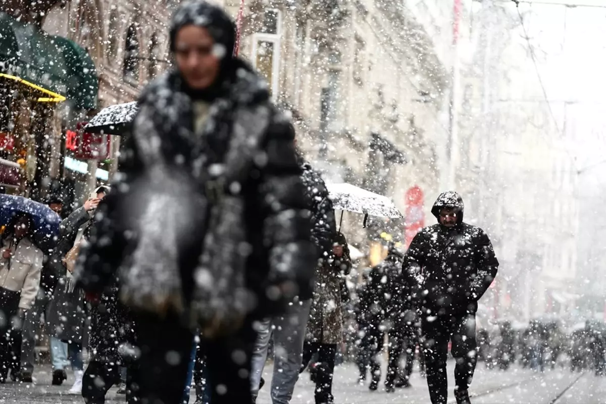 İstanbul'da kar geliyor, tarih verildi! Meteoroloji ve AKOM'dan peş peşe uyarılar
