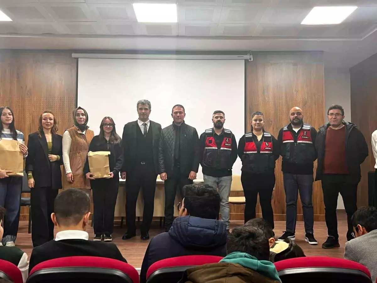 Gaziantep'te Jandarma’dan Öğretmen ve Öğrencilere Sosyal Medya Eğitimi