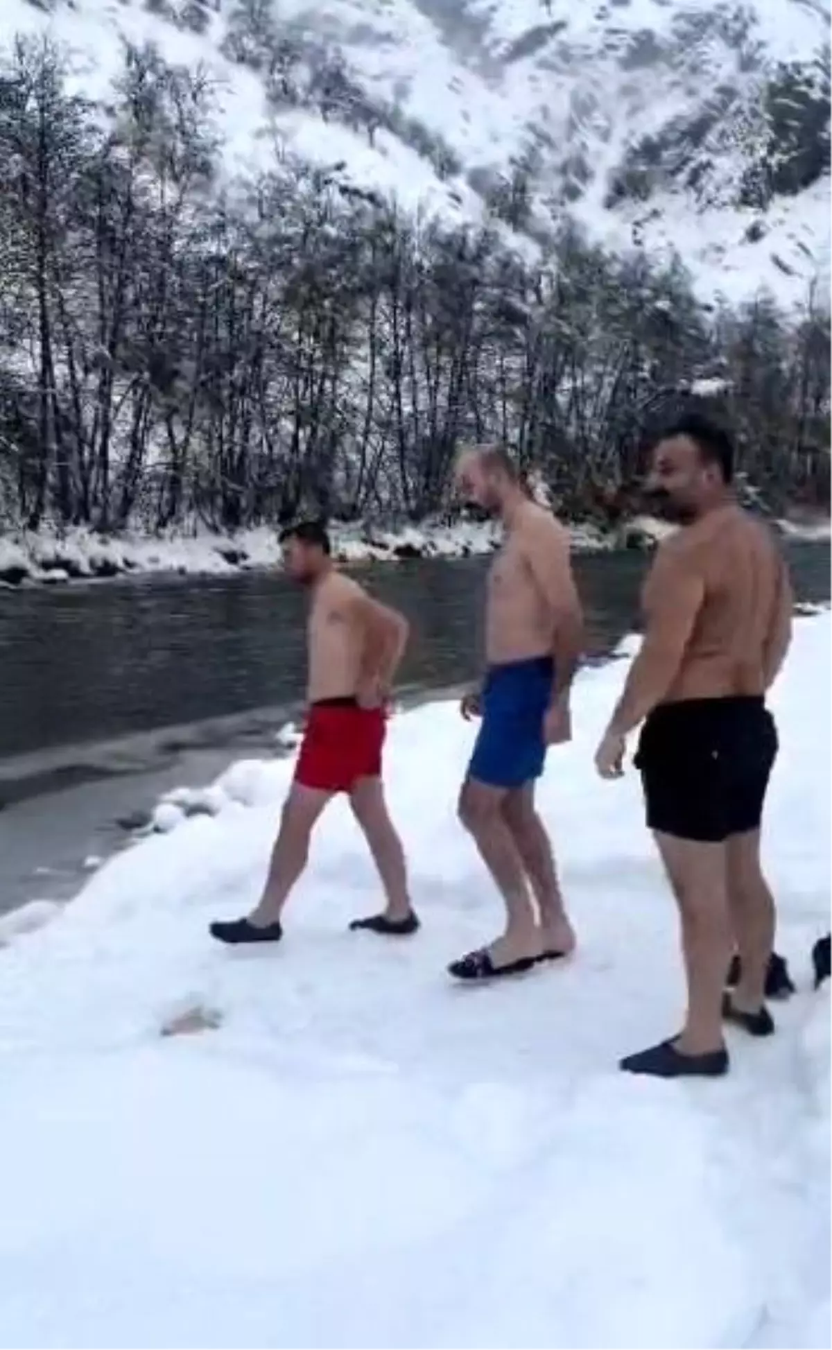 Karların arasından buz gibi nehre: Tunceli'de 3 arkadaş soğuğa meydan okudu