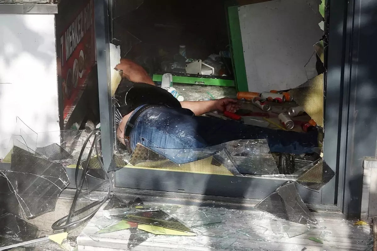 Ortağına sinirlendi, elinde satırla kendini kilitlediği dükkanı ateşe verdi