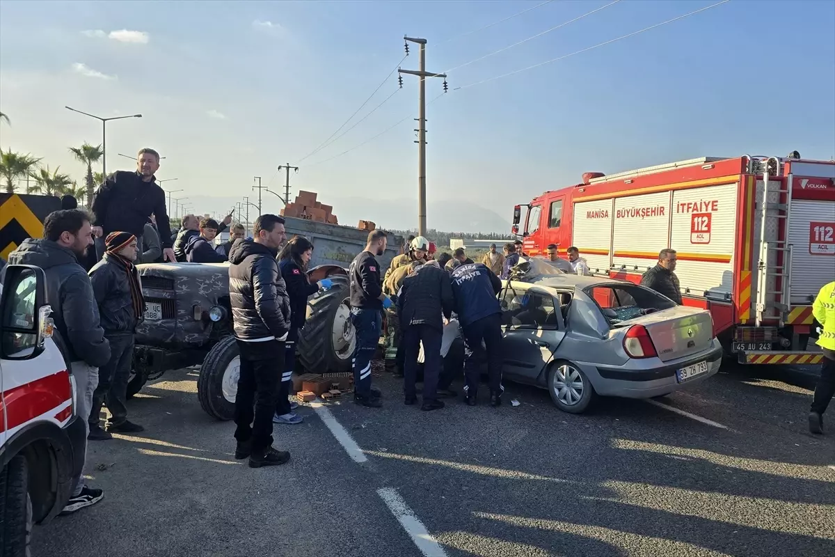 Manisa'da traktör ile otomobilin çarpışması kamerada