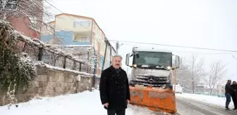 Melikgazi Belediyesi ekipleri 58 mahallede kar küreme ve tuzlama çalışması yapıyor