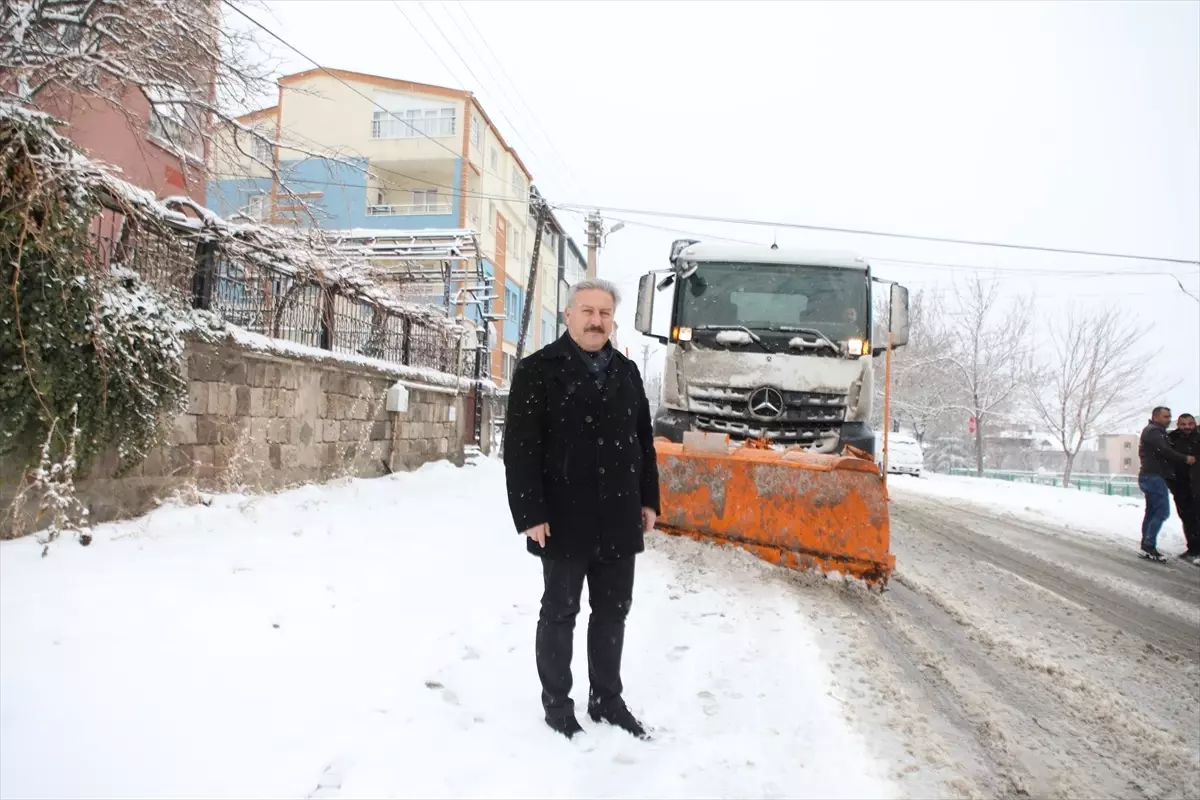 Melikgazi Belediyesi ekipleri 58 mahallede kar küreme ve tuzlama çalışması yapıyor