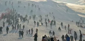 Muş'ta kayakseverler hafta sonu kayak merkezinde yoğunluk oluşturdu