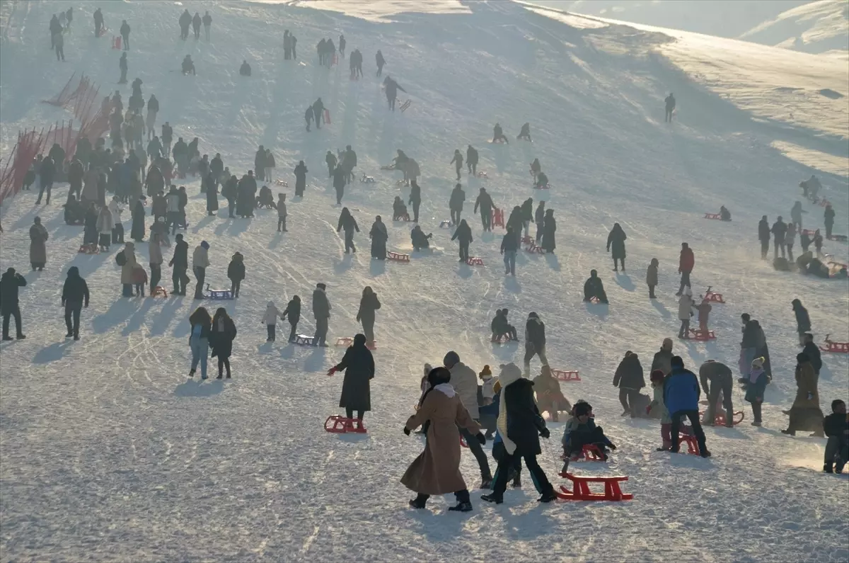Muş'ta kayakseverler hafta sonu kayak merkezinde yoğunluk oluşturdu
