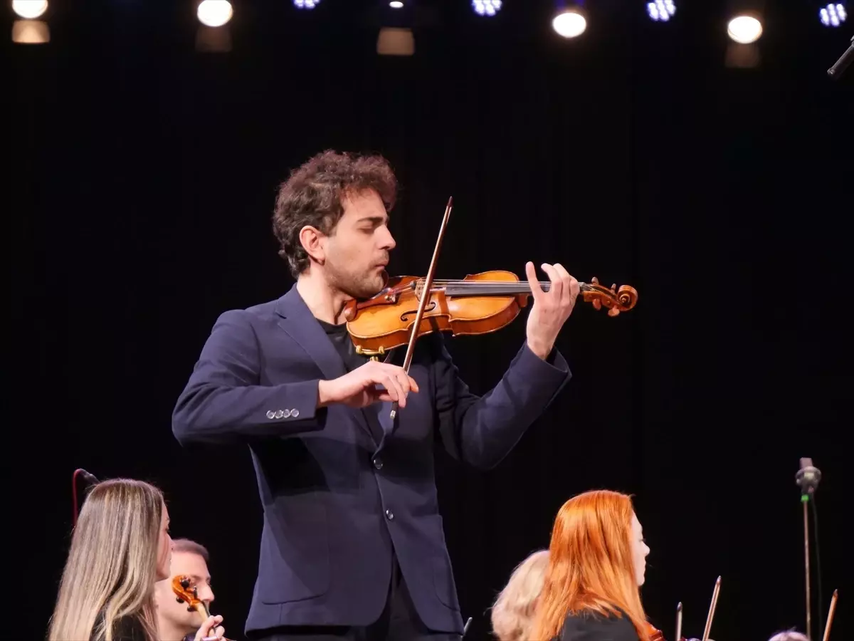 Ödüllü keman virtüözü Elvin Hoxha Ganiyev, Tiran'da sahne aldı