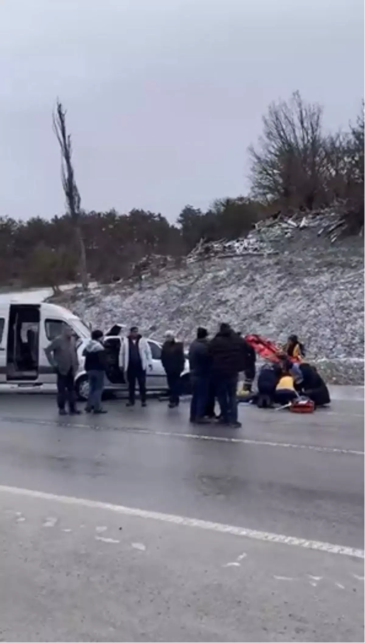 Otomobil ile minibüs çarpıştı; 1 ölü, 9 yaralı