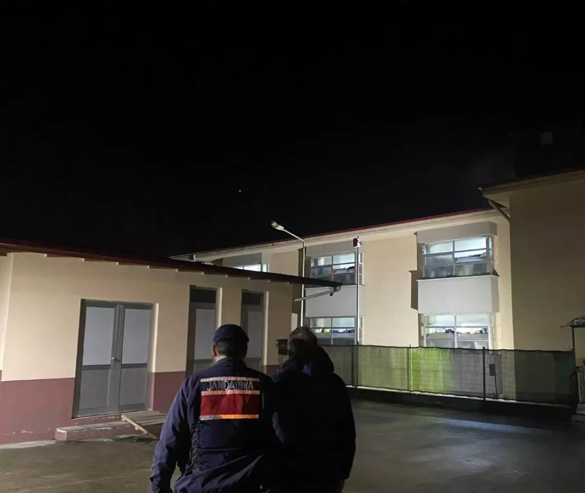 Rize'de 2 ayrı olayda aranan 2 kişi yakalanarak cezaevine gönderildi