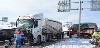 Samsun'da tır ile kamyon çarpıştı, 2 kişi yaralandı