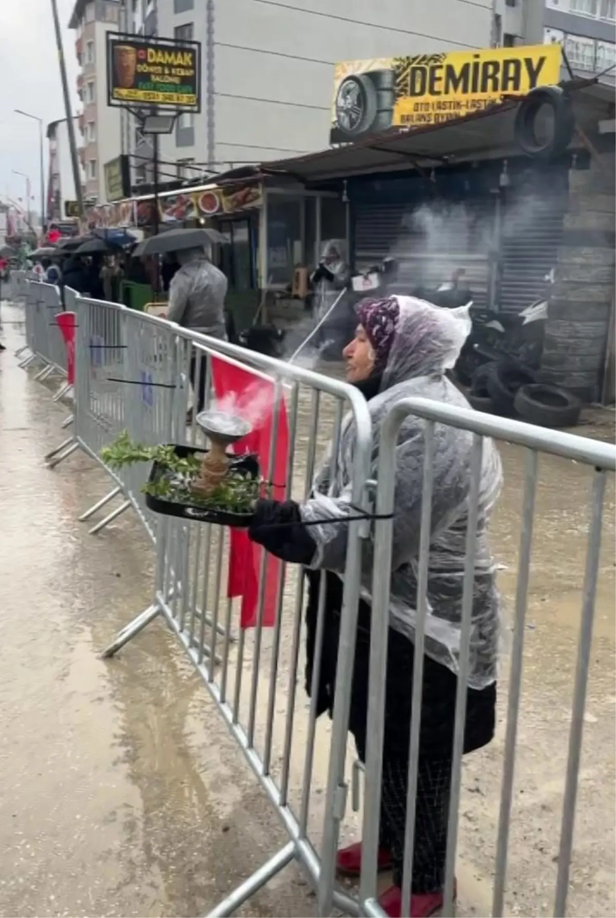 Slogan atmak isterken kendini yakan kadın, 'abla yanıyorsun' uyarısına aldırış etmedi